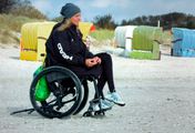 Schwerelos - Der Rollstuhl bleibt am Strand zurück