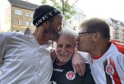 St. Paulis Supersenioren - Die ältesten Kicker vom Kiez auf großer Fahrt