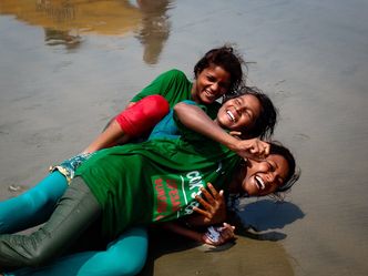SRF DOK - Vom Slum aufs Brett - Die Surferinnen von Bangladesch
