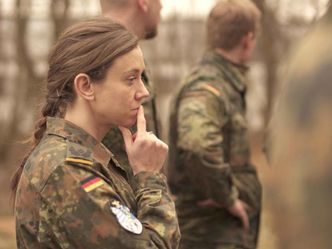 Frau Major und ihre Soldaten zum Krieg in Europa